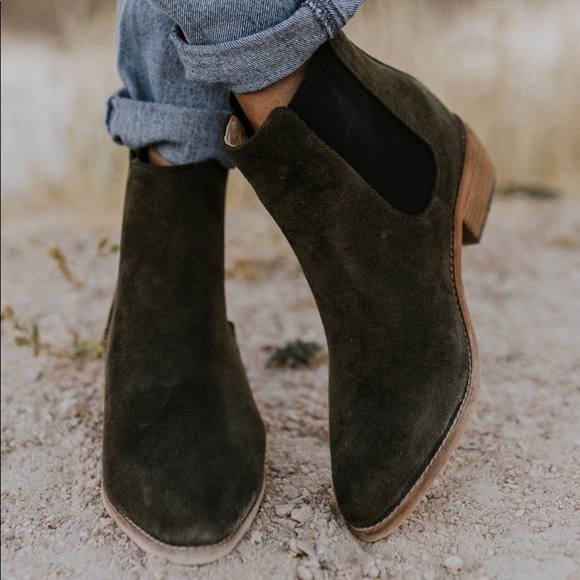 Madewell Shoes - 🎉host pick 🎉 Madewell kale green suede booties